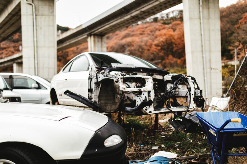 フロント部分が大破した事故車（廃車施設）の写真