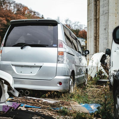 廃車工場に停められている自動車の写真