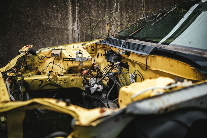 フレームのみ残された廃車の写真