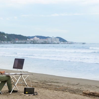 上司に「今どこ？」と聞かれて「浜辺です」と正直に応えるWebデザイナーの写真