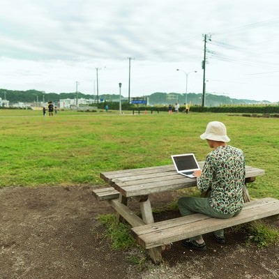 家族旅行中に急ぎの改修を頼まれた夫の写真