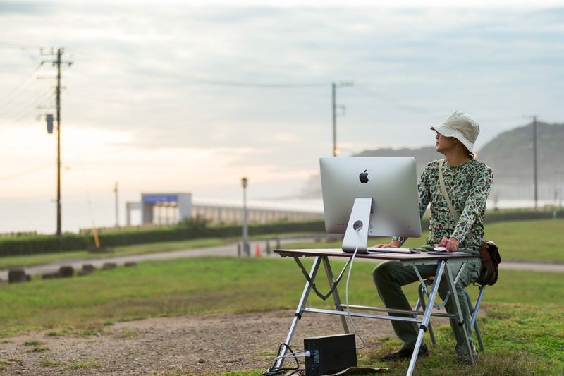 「今日も仕事頑張ったなあ、そろそろ帰るか」と充実したWEBディレクターの写真