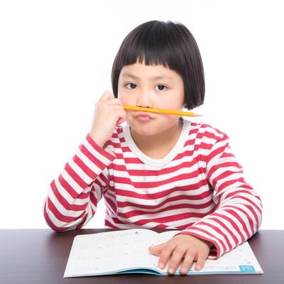 宿題に飽きた小学生の写真