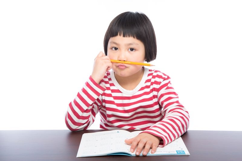 宿題に飽きた小学生の写真