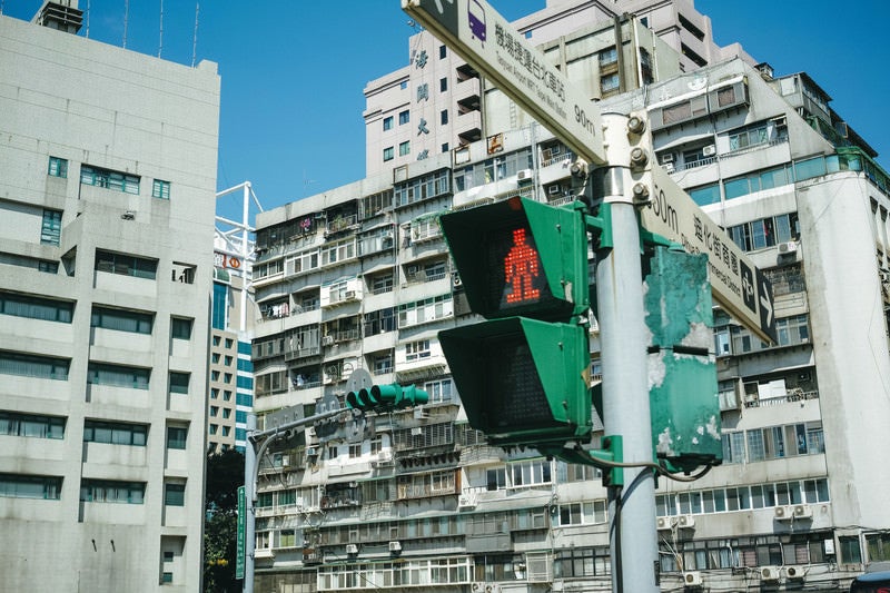 タイペイの信号機と指導標（台湾）の写真