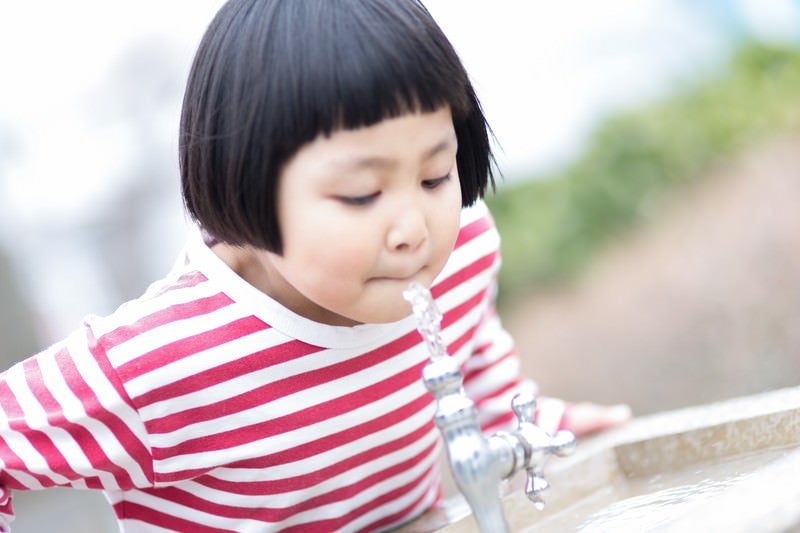 公園の水飲み場と前髪パッツン少女の写真