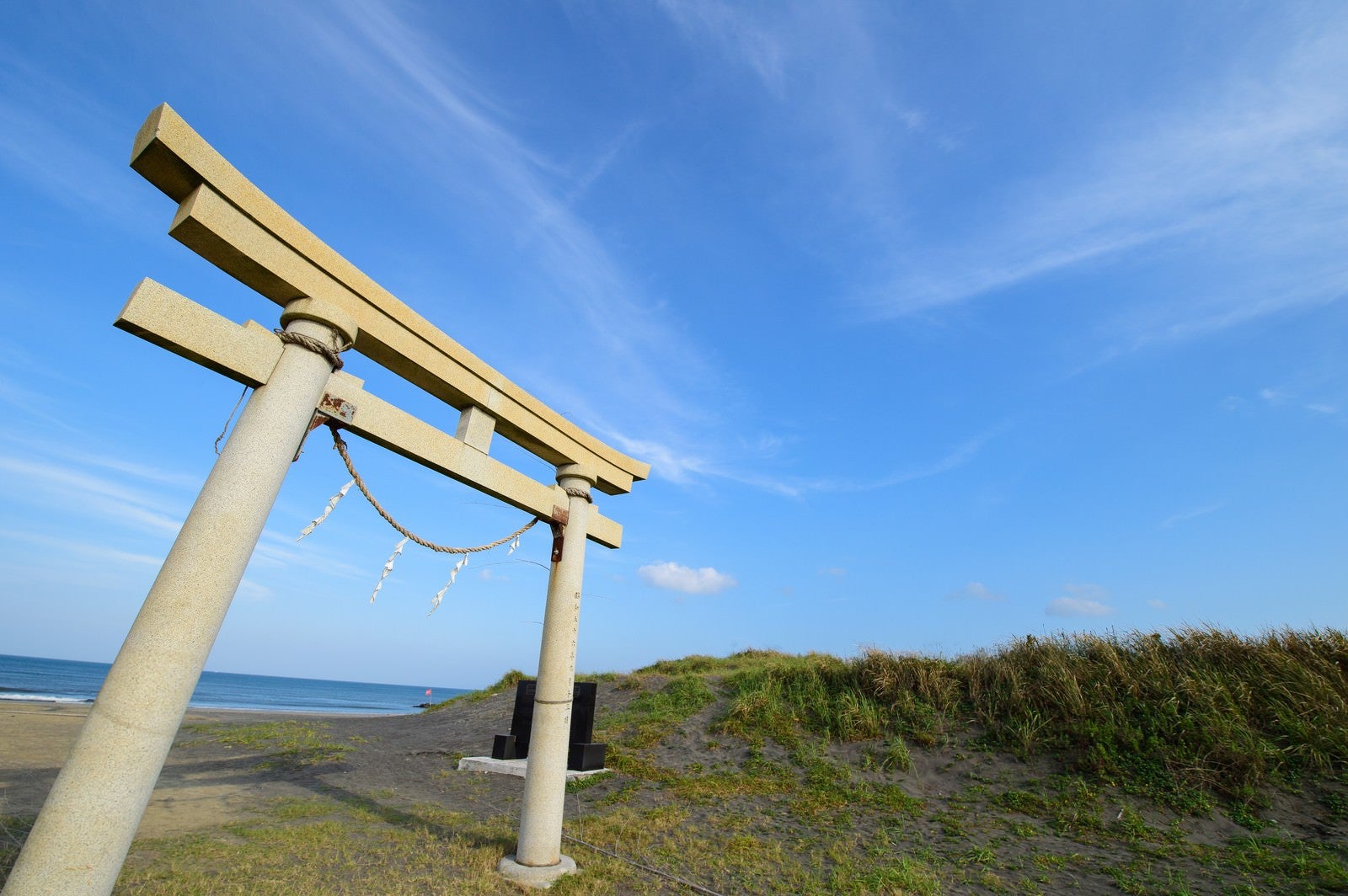 「東浪見海岸に佇む東浪見の鳥居（千葉県一宮町）」の写真