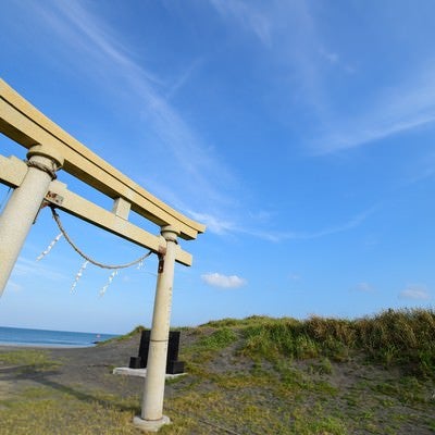 東浪見海岸に佇む東浪見の鳥居（千葉県一宮町）の写真