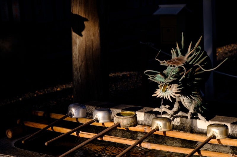 手水舎の龍神様と柄杓（千葉県一宮町）の写真