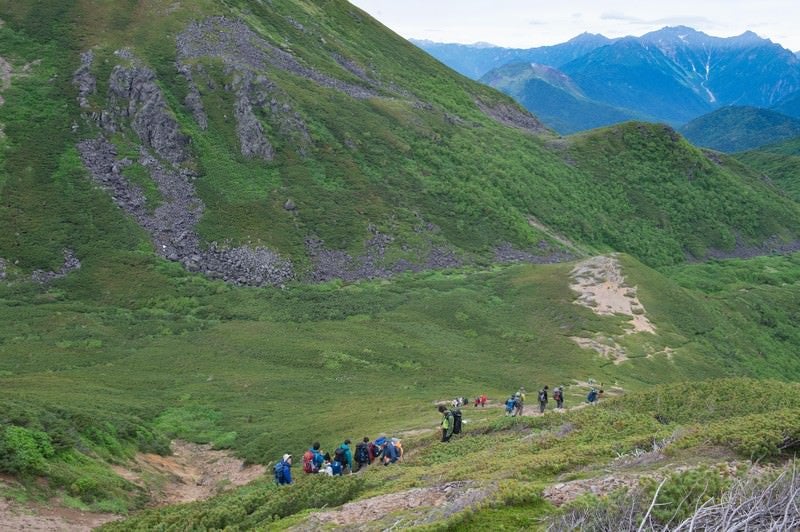 乗鞍新登山道整備に列をなす登山者たちの写真