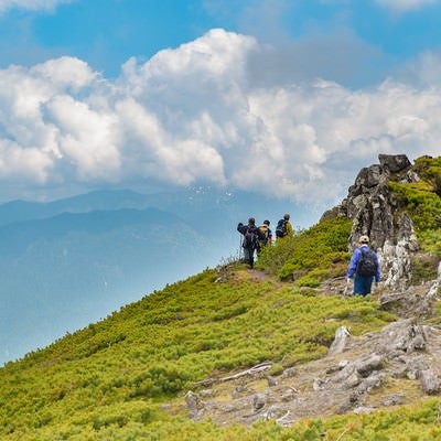 夏の雲と乗鞍新登山道の稜線の写真