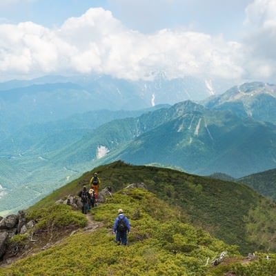 目の前に焼岳、目下に平湯温泉の眺め（乗鞍新登山道）の写真