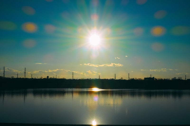 夕暮れの河川敷の写真