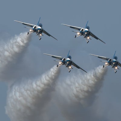 上空を舞うブルーインパルスの写真