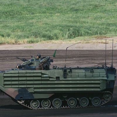 次世代陸自の新装備！　水陸両用車「AAV」の写真