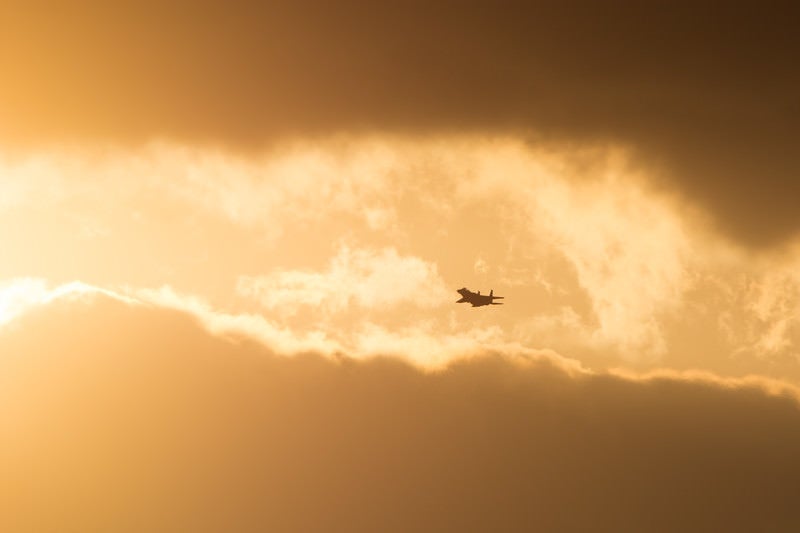 雲分かち現れる鋼鉄の鷲（F-15）の写真