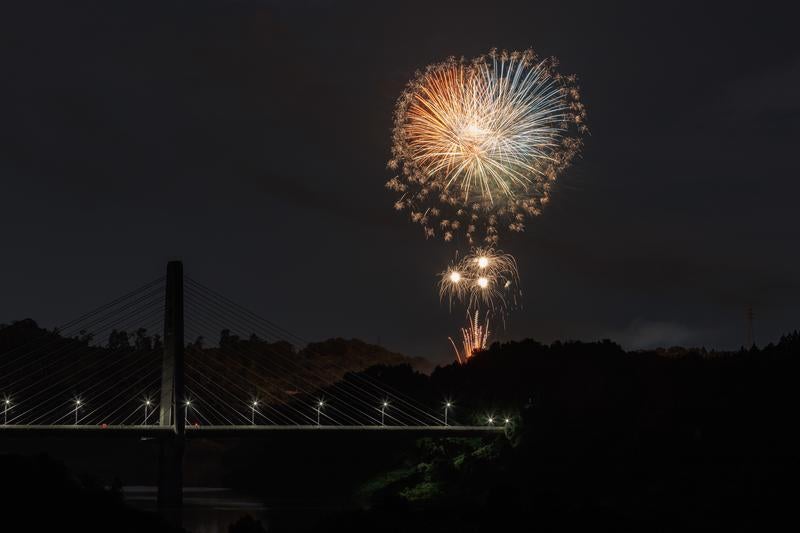 三春町の花火大会と春田大橋（さくら湖）の写真