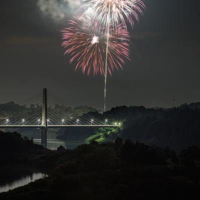 夜空の彩りと水面に映る三春町花火の写真