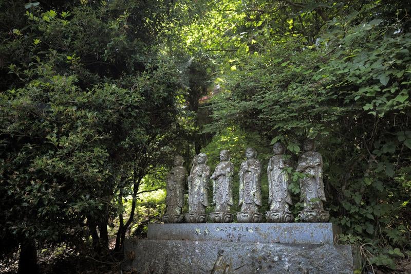 堂山満福寺の境内と地蔵の写真