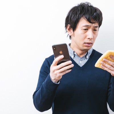 iPhone XS Maxと油揚げの見分けがつかない男性の写真