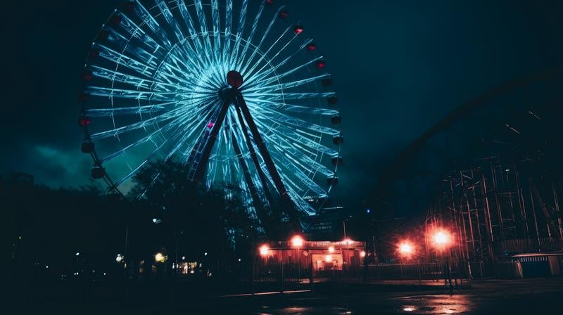 深夜の遊園地と幽霊観覧車の写真