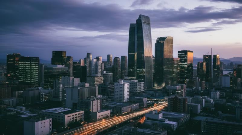 高層ビルとマンションが織りなす夕焼けの写真