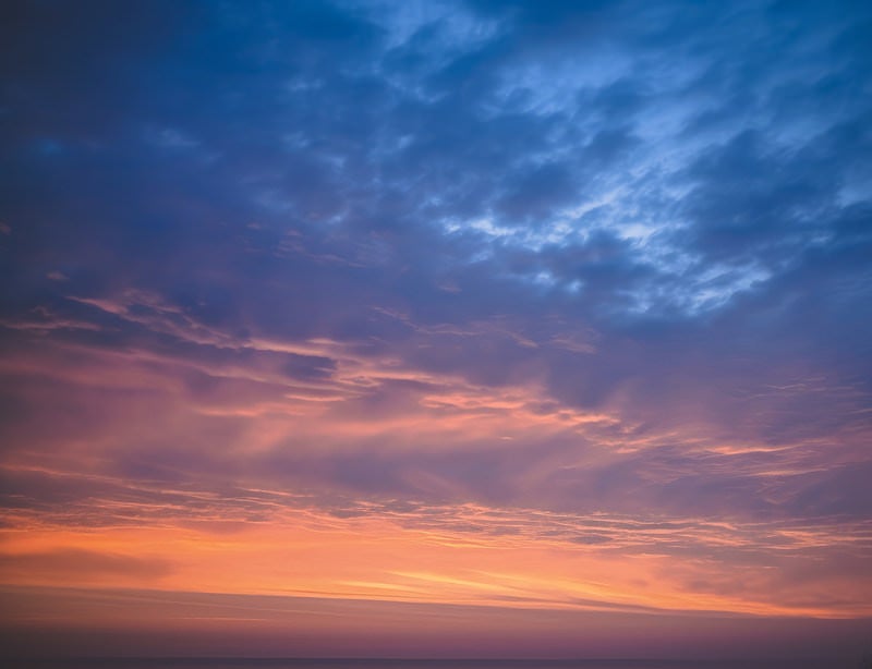 静かな夕焼け空の写真