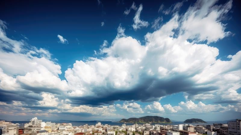 海沿いの街と大きな雲の写真