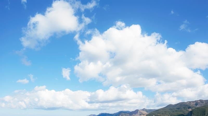 青空に浮かぶ大きな雲の写真