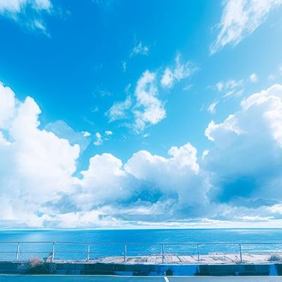 海岸沿いのパーキングから眺める青い空と海の写真