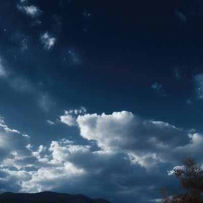 雲の合間から見える星空の写真