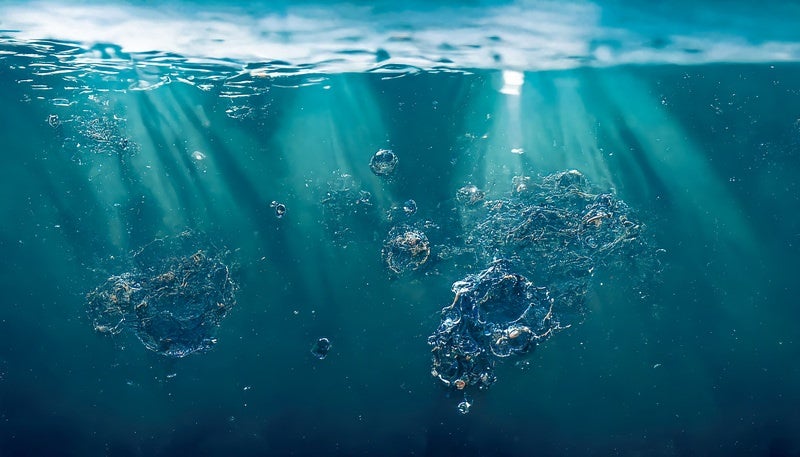 ゴポゴポ気泡が浮かぶ水面の写真