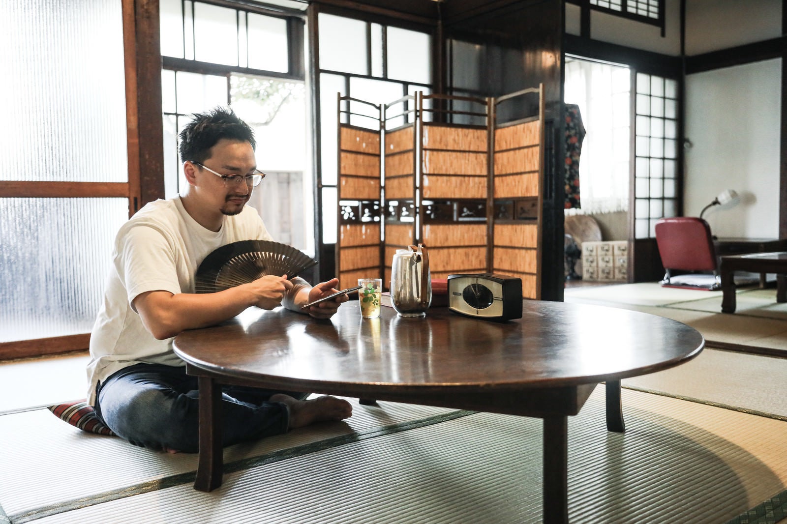 「昭和感漂う古民家に泊まってみた外国人男性」の写真［モデル：Max_Ezaki］