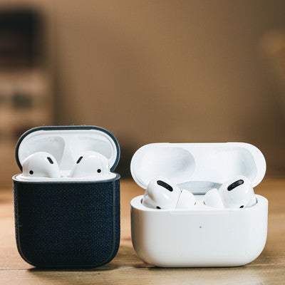 卓上のAirPodsとAirPods Proの写真