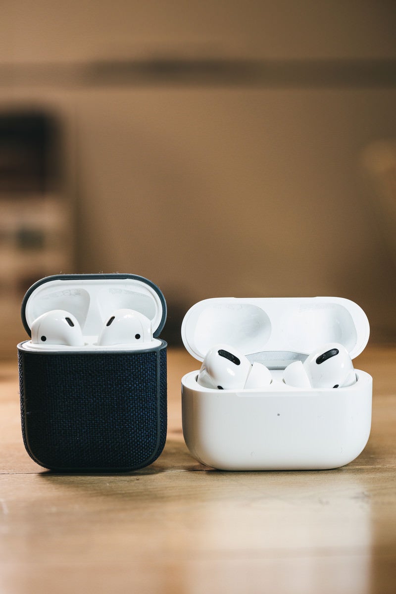 「卓上のAirPodsとAirPods Pro」の写真