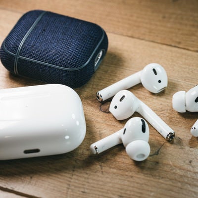 卓上のワイヤレスイヤホンと充電ケース（AirPods・AirPods Pro）の写真