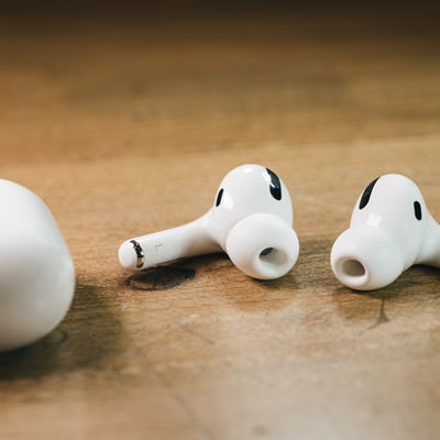 卓上に映り込むAirPods Proの写真