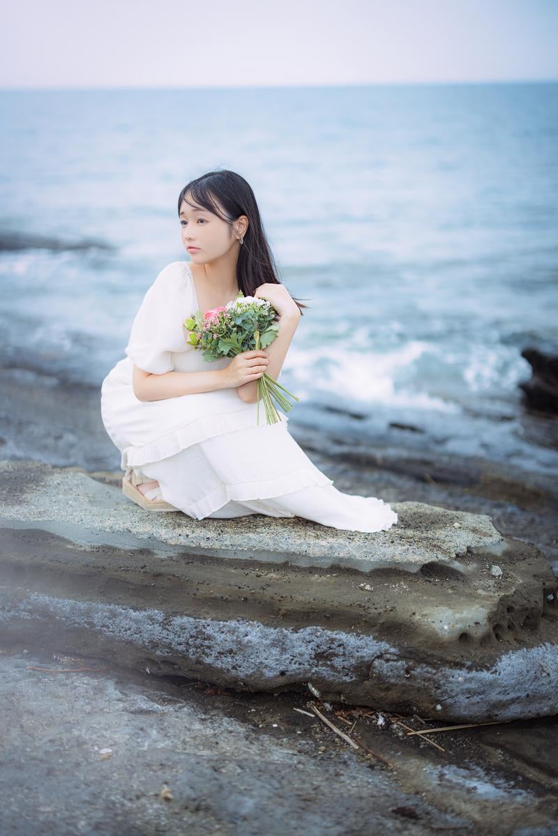 沖ノ島（千葉県）の北の岩礁で撮影した茜さやさんのポートレートの写真