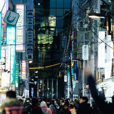 電気街に溢れる通行人（秋葉原）の写真