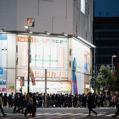 横断歩道を渡る通行人（秋葉原）の写真