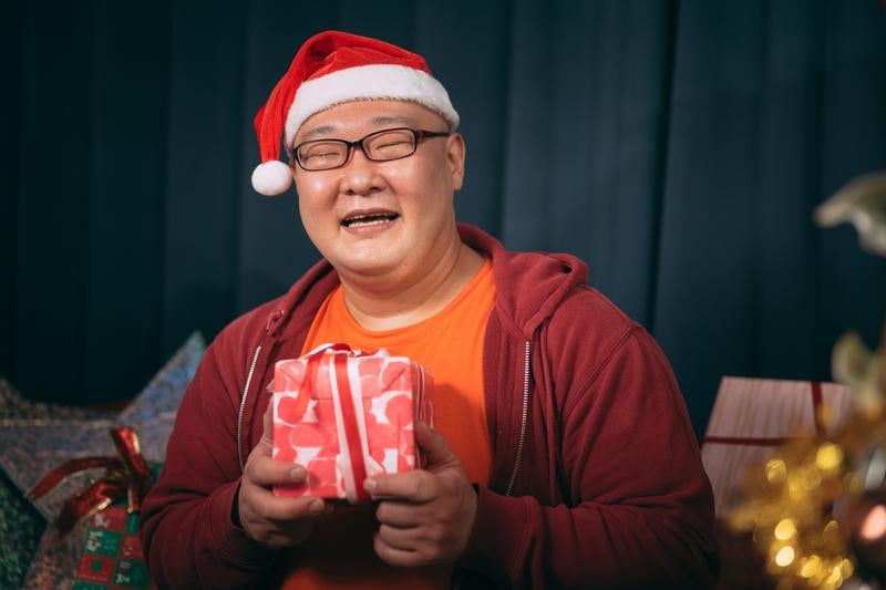 こんな僕にも素敵なクリスマスがやってきたと笑顔があふれる男性の写真