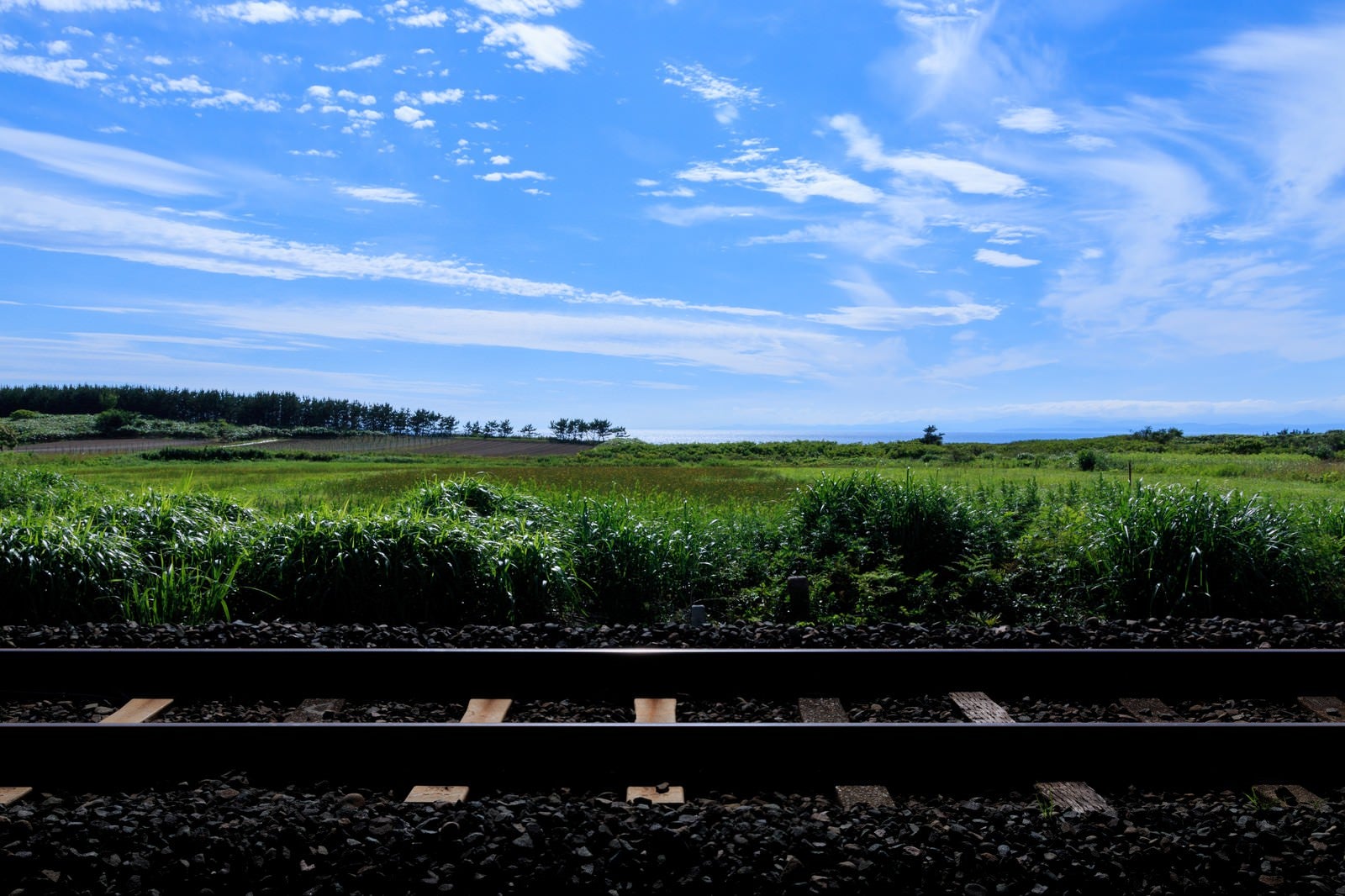 「一本の線路と青空」の写真