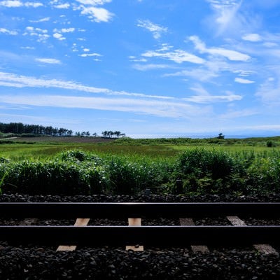 一本の線路と青空の写真