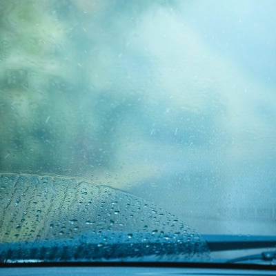 雨天時の車のフロントガラスの写真