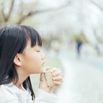 祈りを捧げるクリスチャンの子供の写真