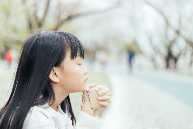 祈りを捧げるクリスチャンの子供の写真