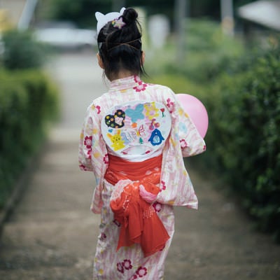 お祭り帰りの浴衣少女の後ろ姿の写真