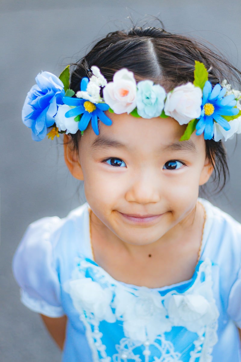 花飾りを着けたにっこり笑顔の女の子の写真