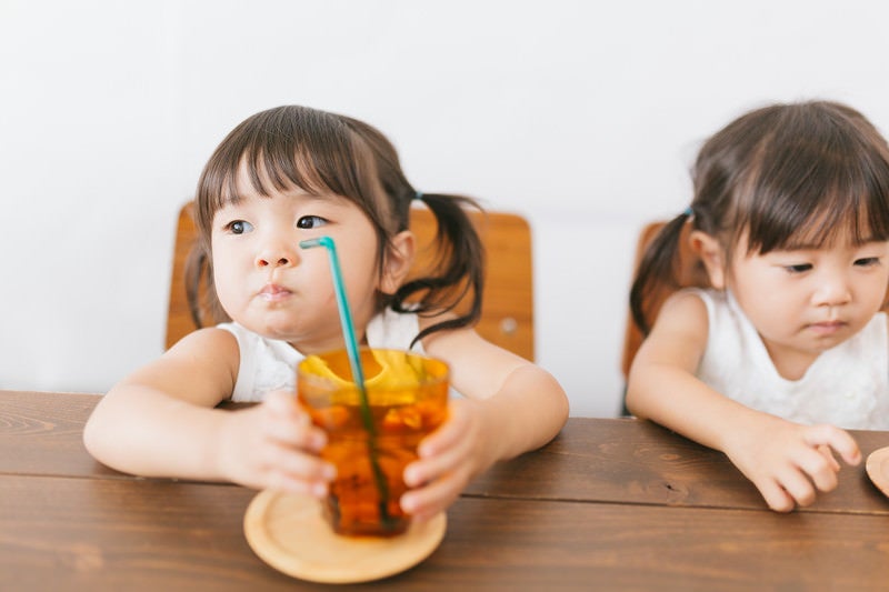 まだ飲んでないよ！（双子：みどり）の写真