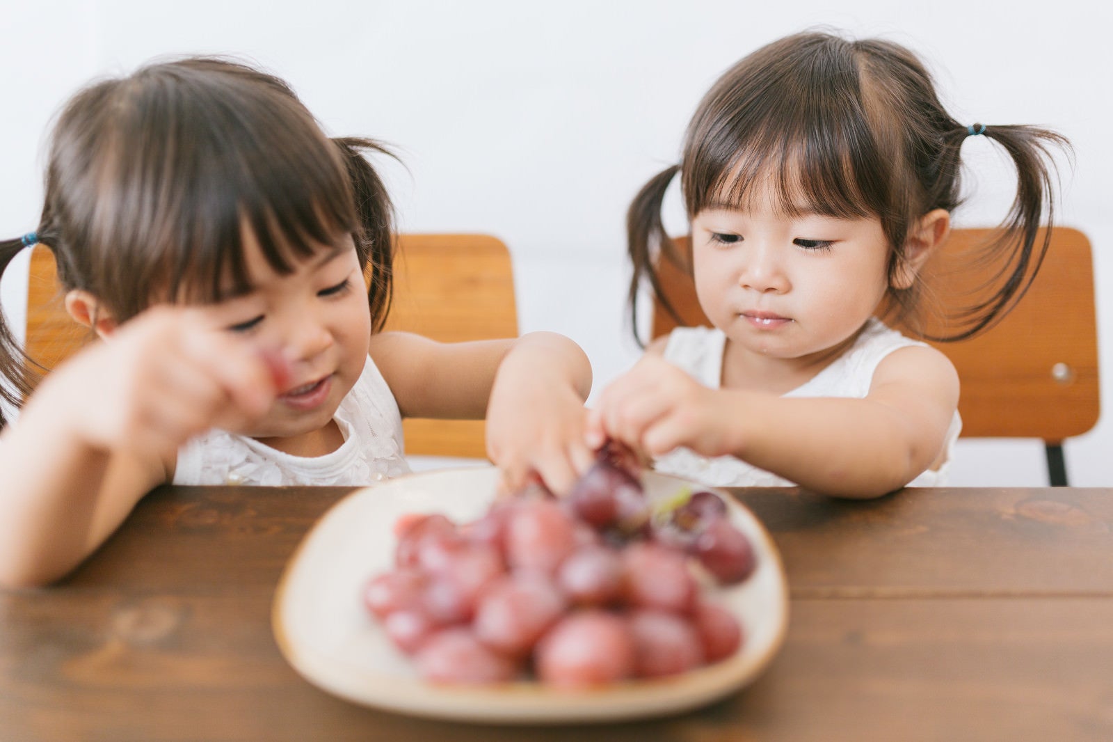 「大好物のぶどうに夢中なツインズ」の写真［モデル：あおみどり］